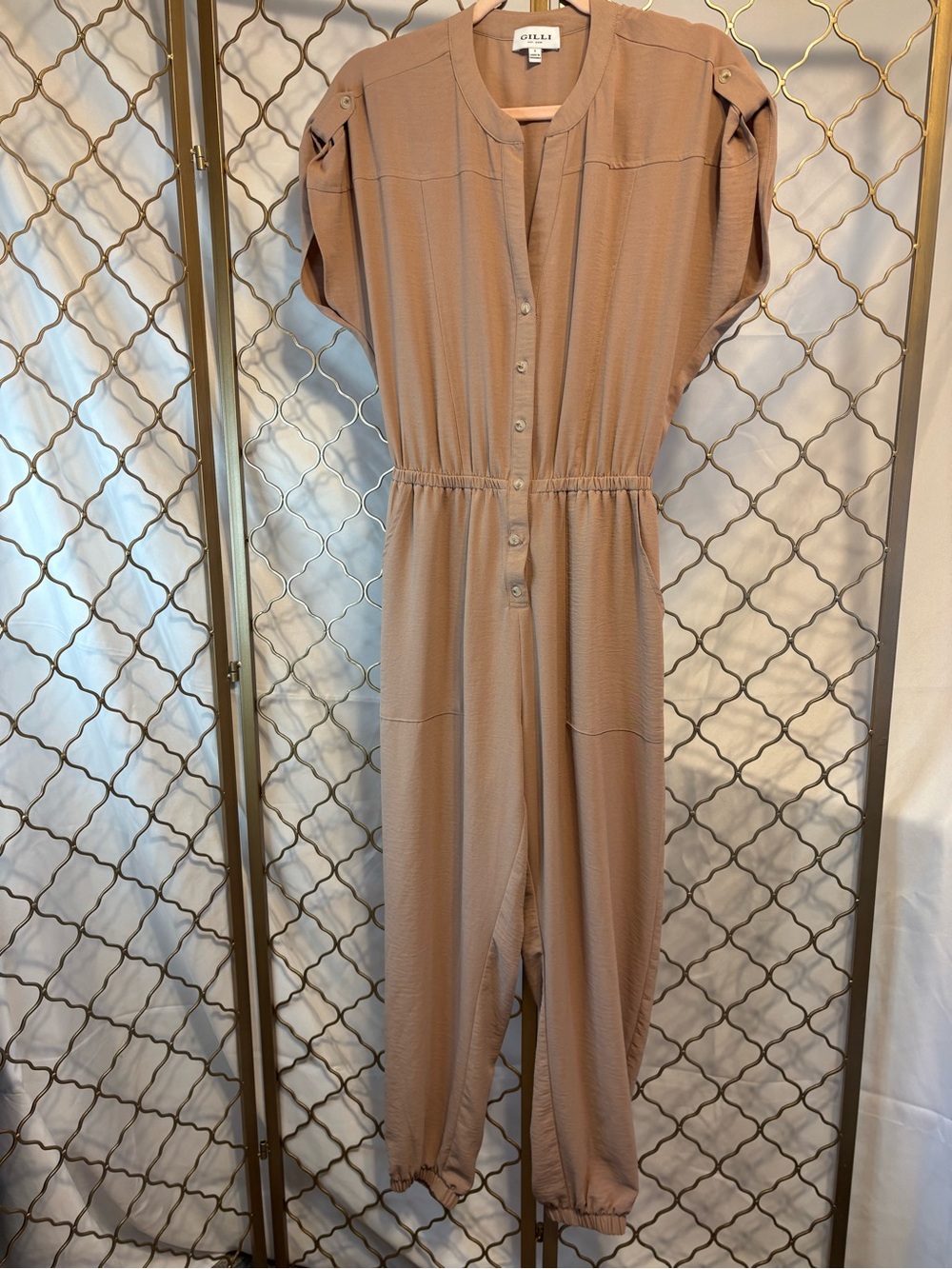Gilli Taupe Button-Front Utility Jumpsuit size Small in Excellent Condition